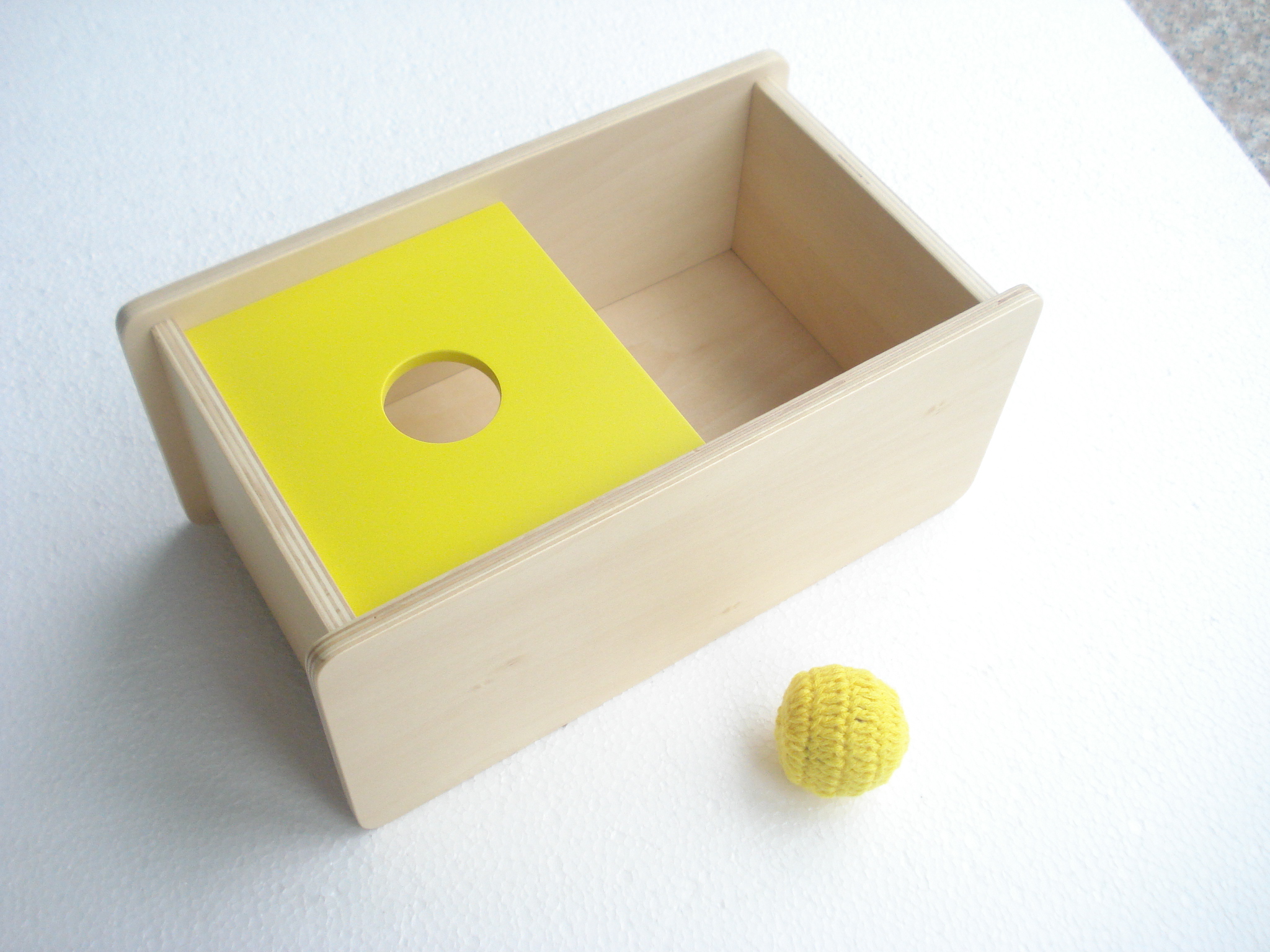 Montessori Krabička na vkládanie loptičky
