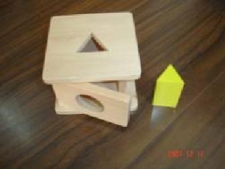 Montessori Box na vkládanie trojbokého hranolu